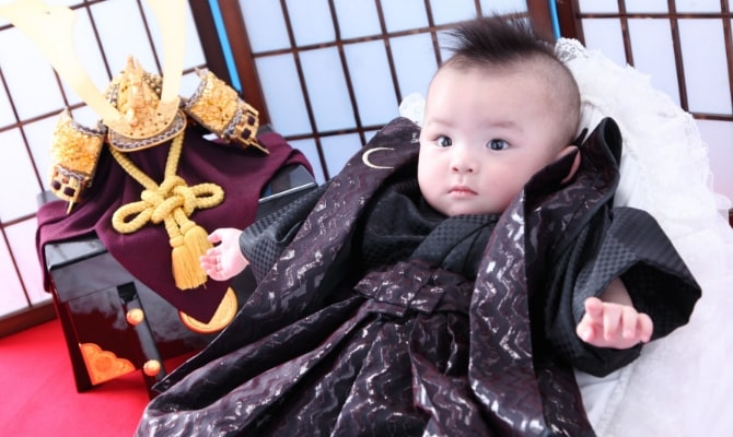 黒の袴を着た赤ちゃん