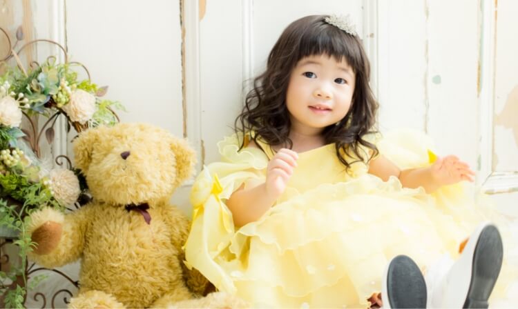 黄色のドレスを着た女の子