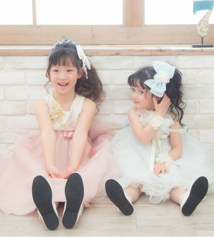 ピンクと水色のドレスを着た姉妹の写真