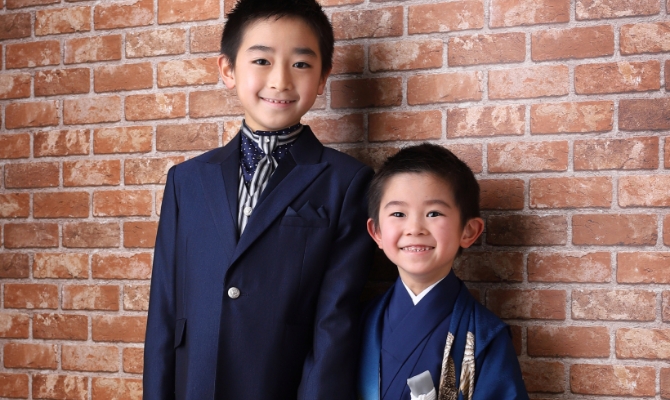 紺のスーツと紺の袴を着たご兄弟